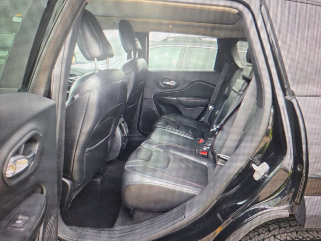 Used 2019 Jeep Cherokee Trailhawk AWD/4WD image 14