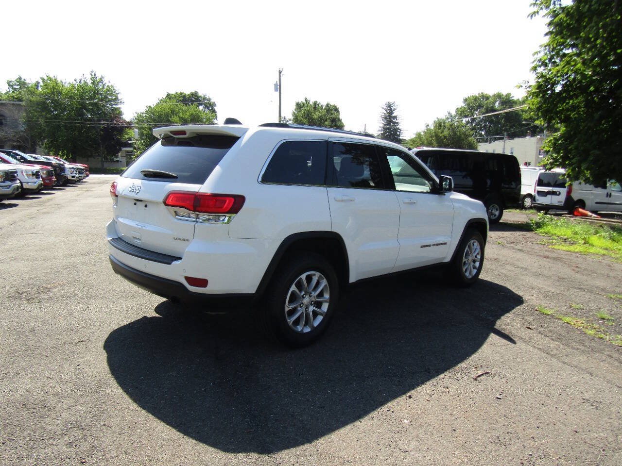 Used 2021 Jeep Grand Cherokee Laredo AWD/4WD image 39