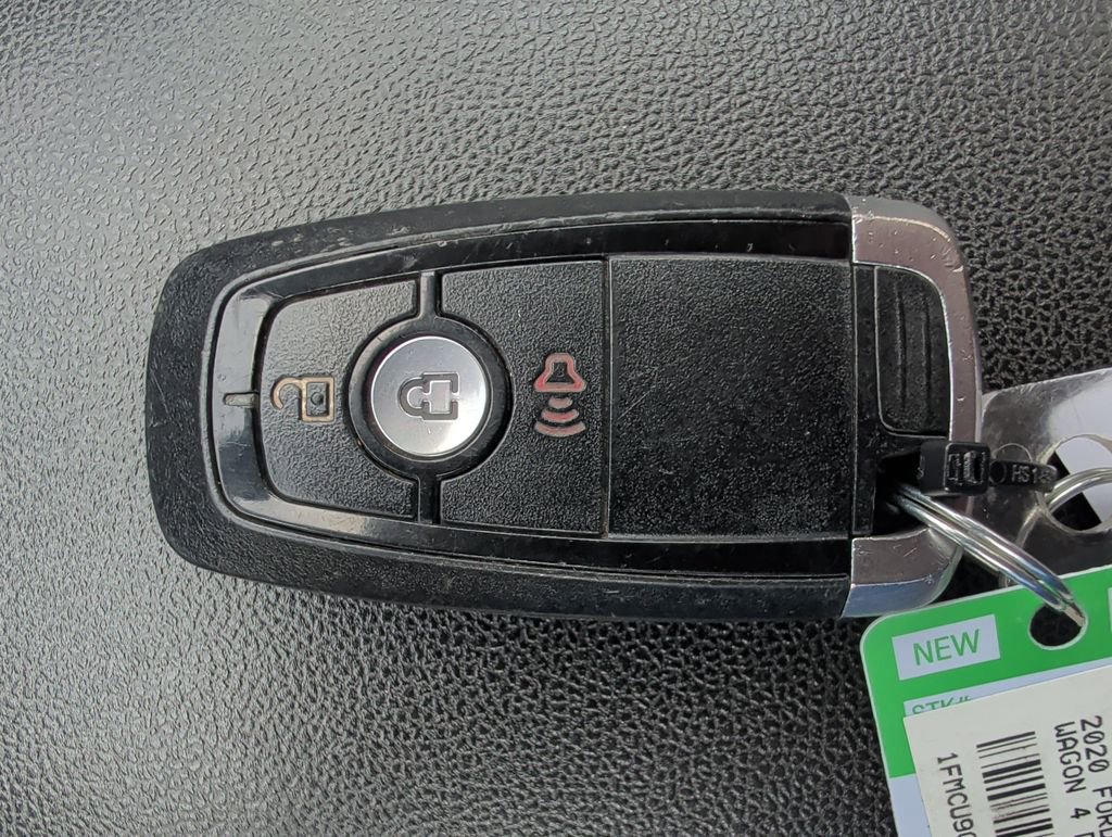 Used 2020 Ford Escape SE image 18