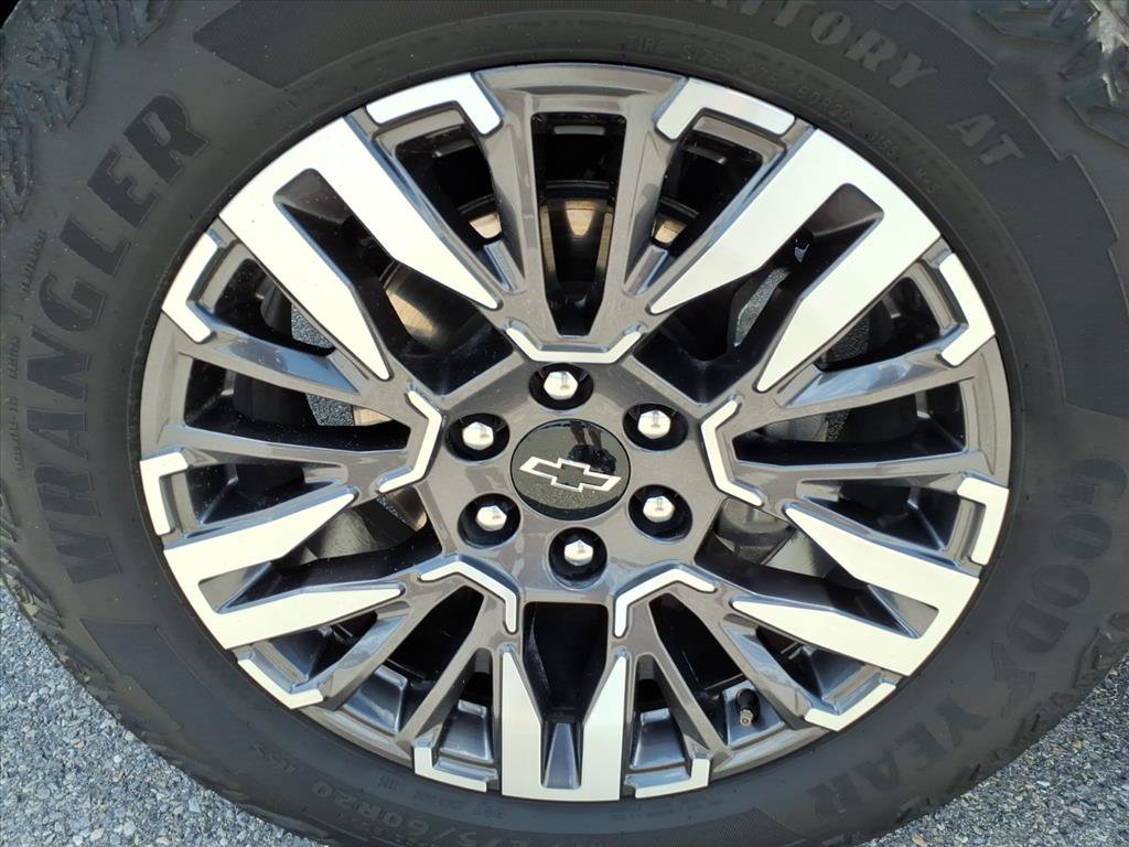Certified 2025 Chevrolet Suburban Z71 AWD/4WD image 11