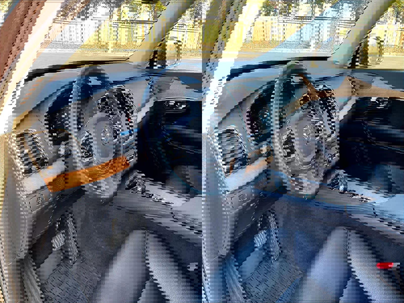 Used 2023 Volvo XC90 B6 Plus w/ Protection Package Premier image 17