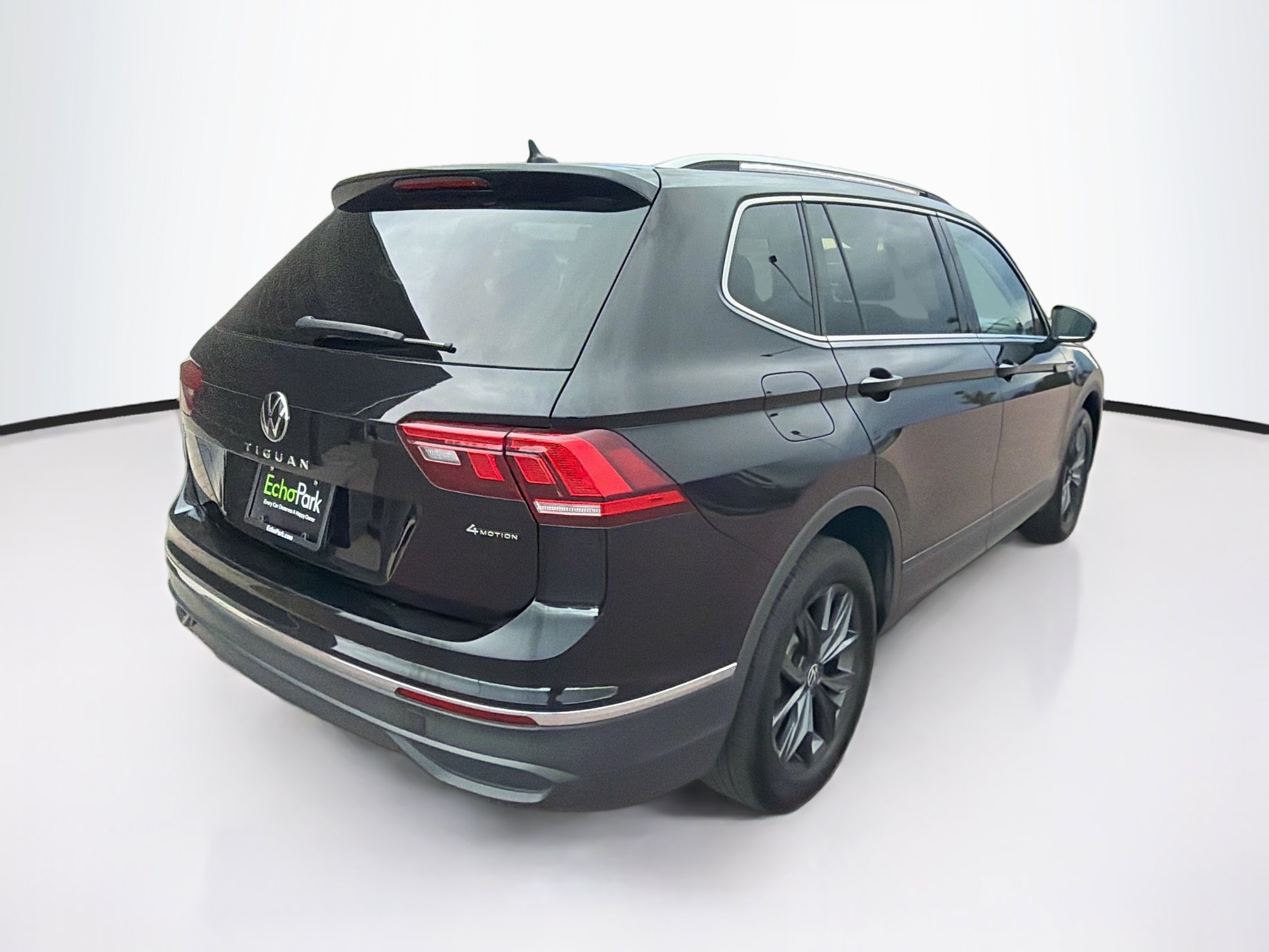 Used 2024 Volkswagen Tiguan SE AWD/4WD image 9