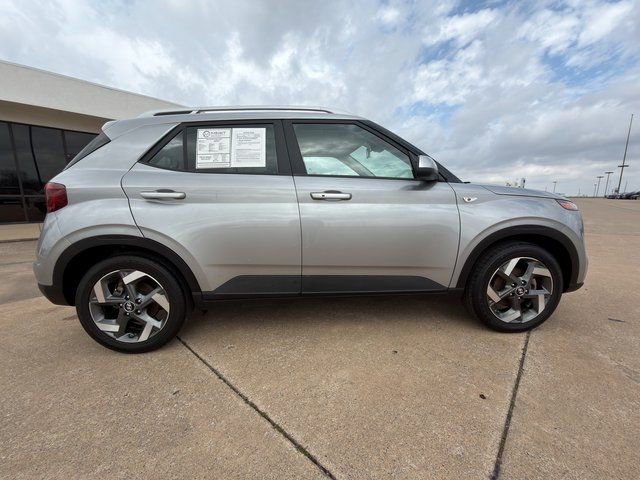 Used 2024 Hyundai Venue SEL image 17