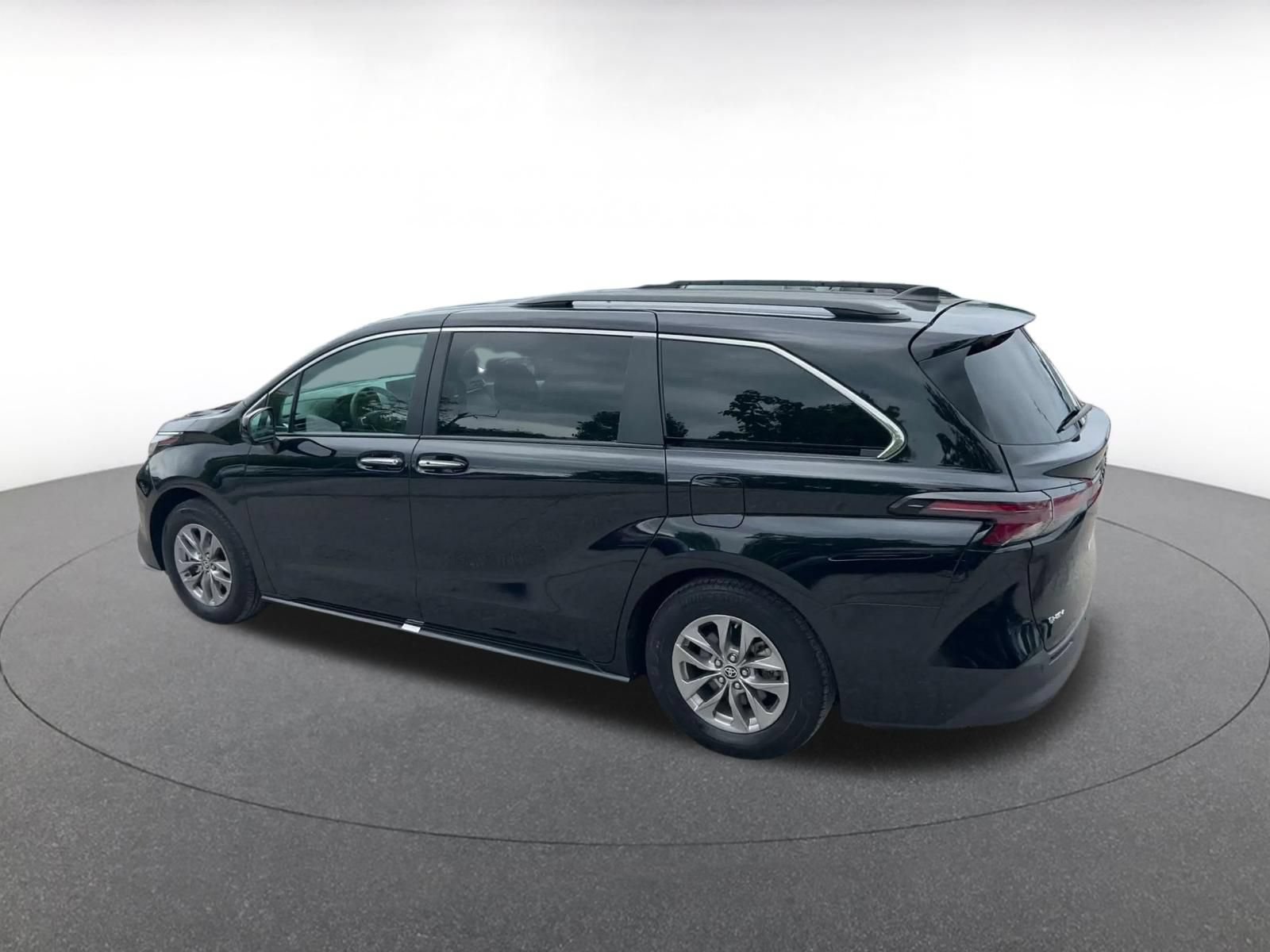Used 2025 Toyota Sienna XLE FWD image 9