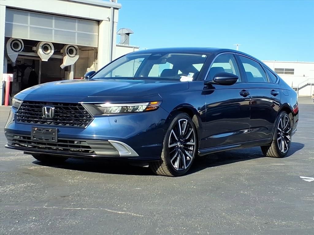 Used 2023 Honda Accord Touring image 2