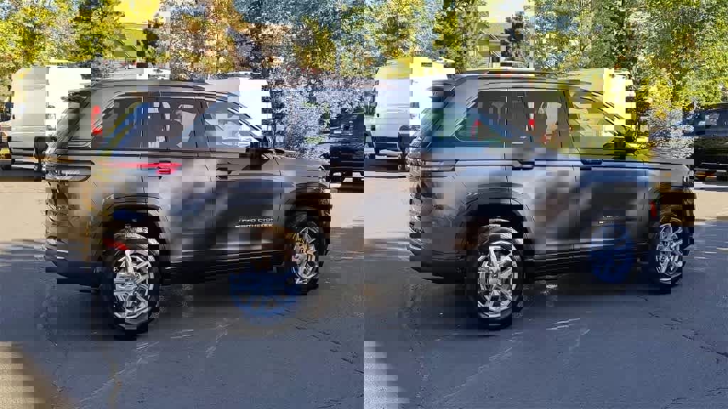 New 2025 Jeep Grand Cherokee Laredo X w/ Luxury Tech Group I image 9