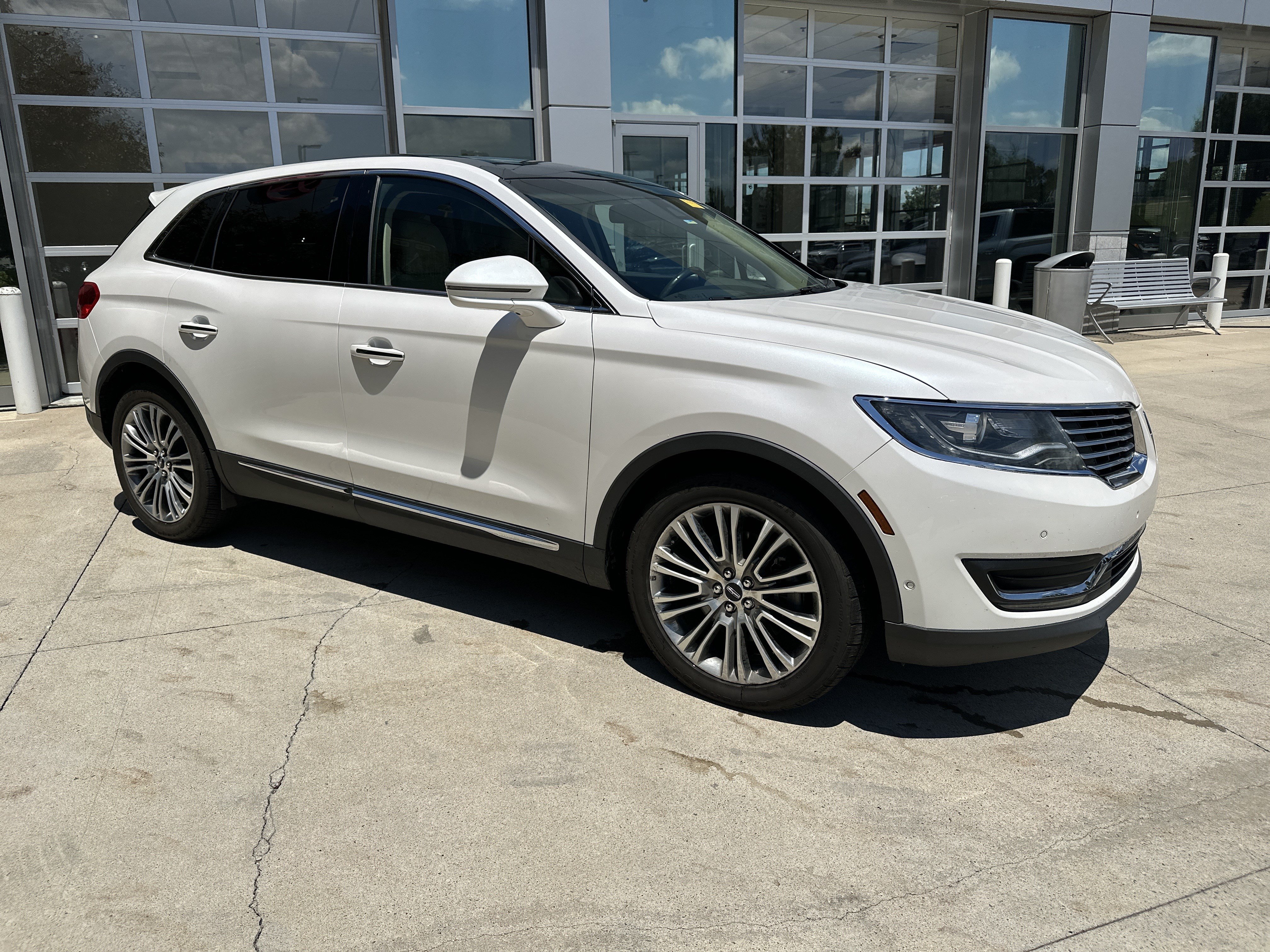 Used 2016 Lincoln MKX Reserve w/ Technology Package AWD/4WD image 2