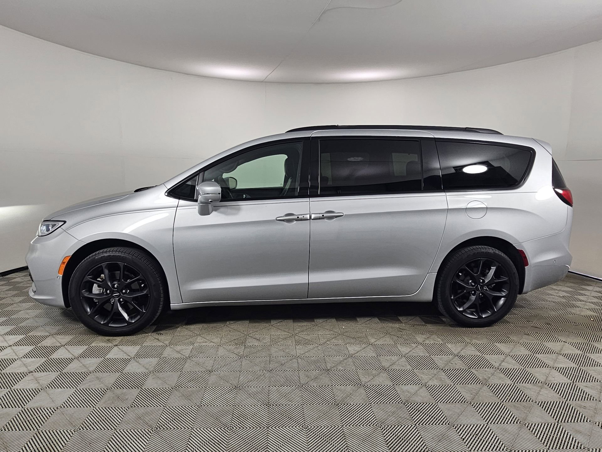 Used 2022 Chrysler Pacifica Touring-L w/ Uconnect Theater Family Group AWD/4WD image 4