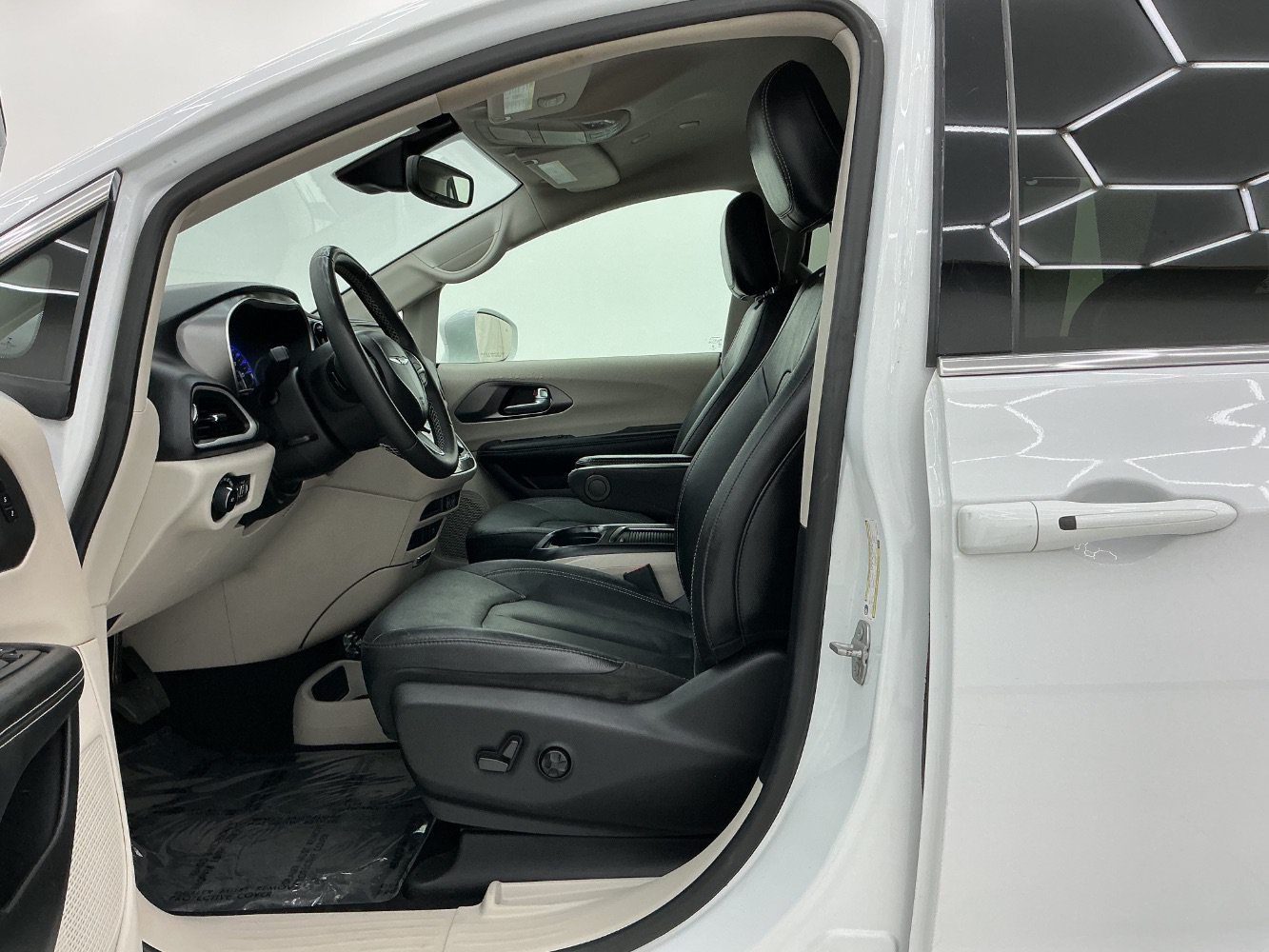 Used 2022 Chrysler Pacifica Touring-L FWD image 14
