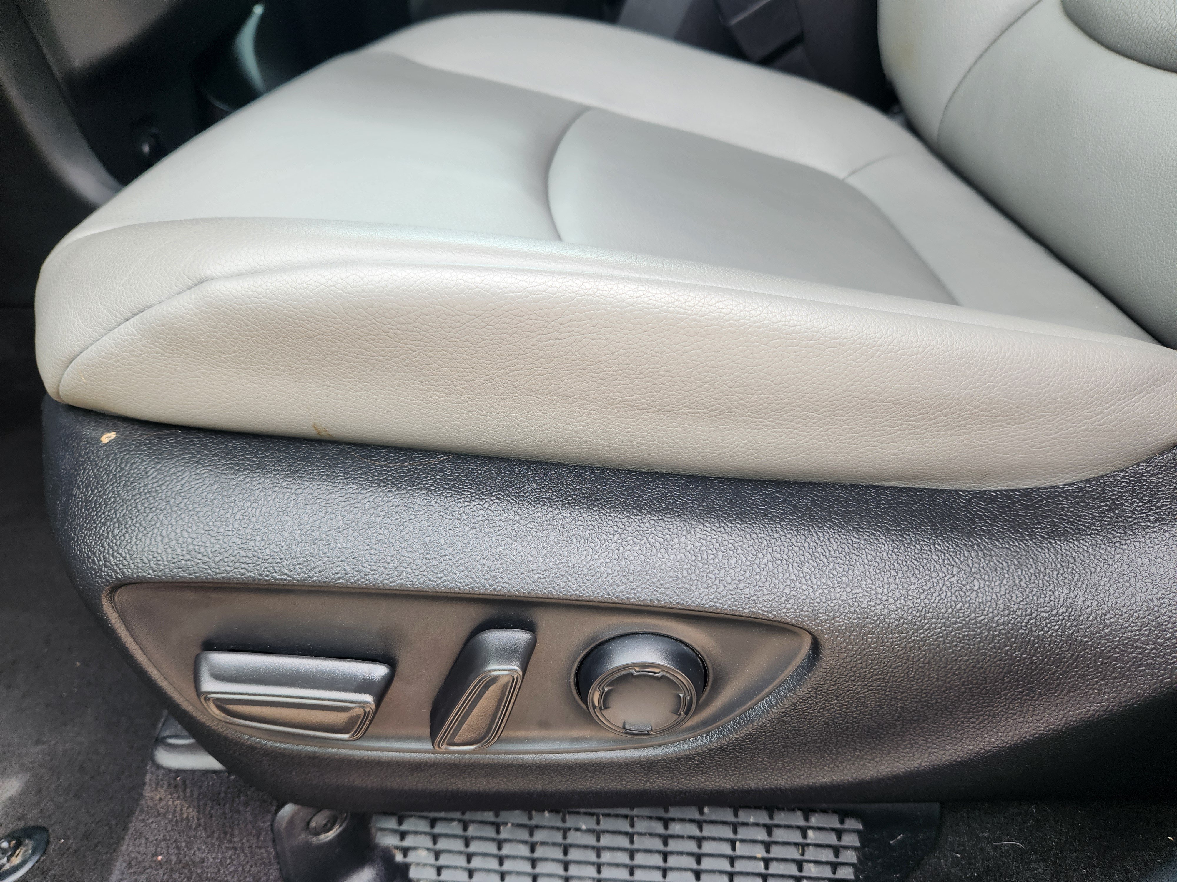 Used 2025 Toyota Sienna XLE FWD image 18