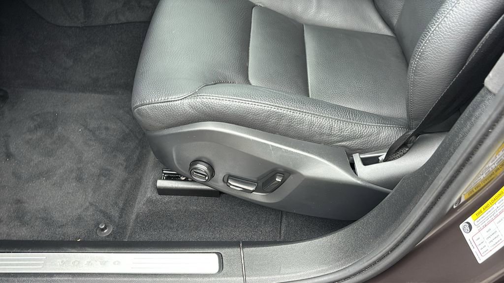 Certified 2025 Volvo XC60 B5 Plus AWD/4WD image 25