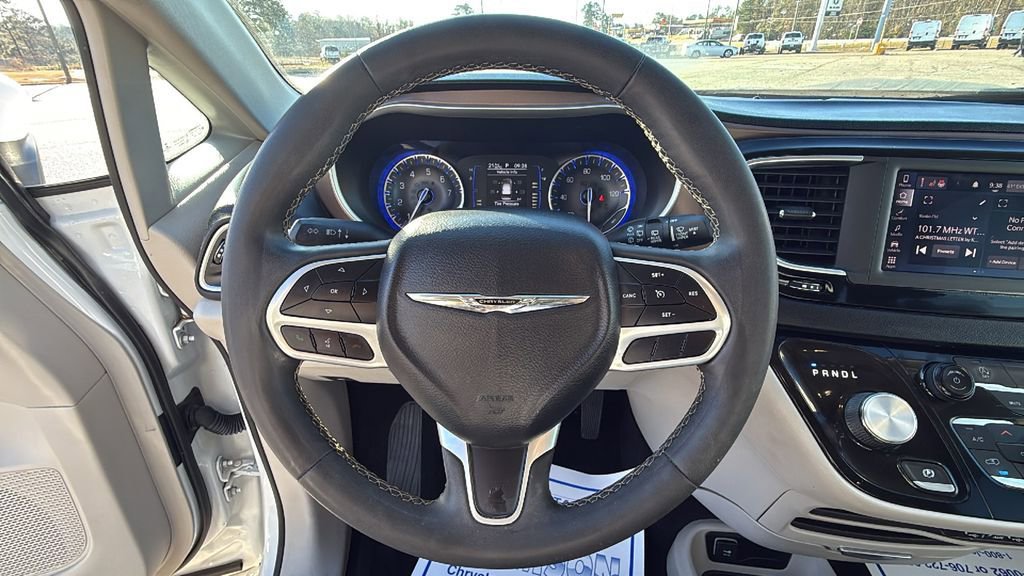 Used 2022 Chrysler Voyager LX image 22