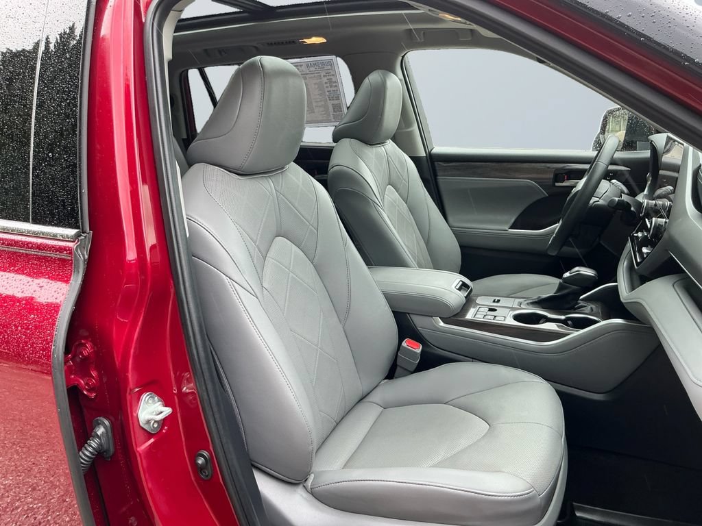 Certified 2024 Toyota Highlander Platinum FWD image 17
