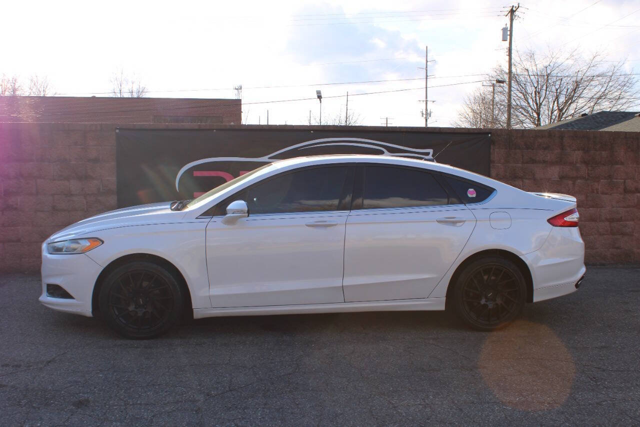 Used 2015 Ford Fusion SE w/ Equipment Group 201A AWD/4WD image 2