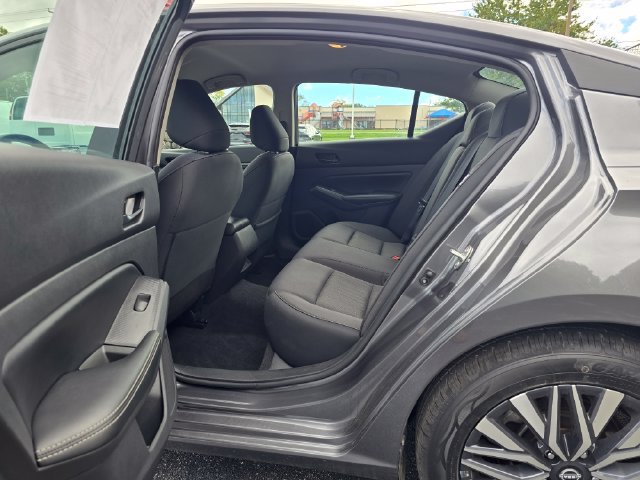 Used 2025 Nissan Altima 2.5 SV FWD image 14