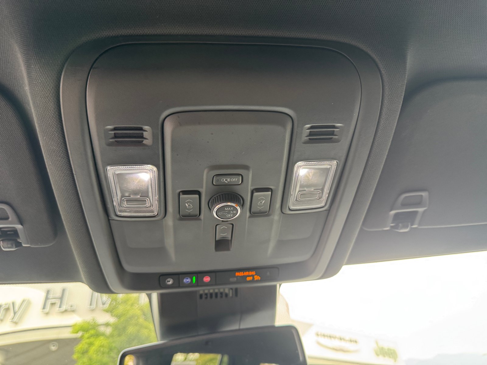 Used 2025 Chevrolet Tahoe Premier AWD/4WD image 33