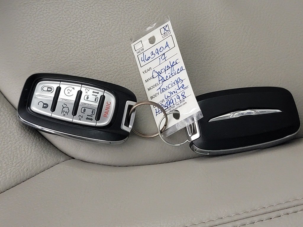 Used 2017 Chrysler Pacifica Touring-L FWD image 30