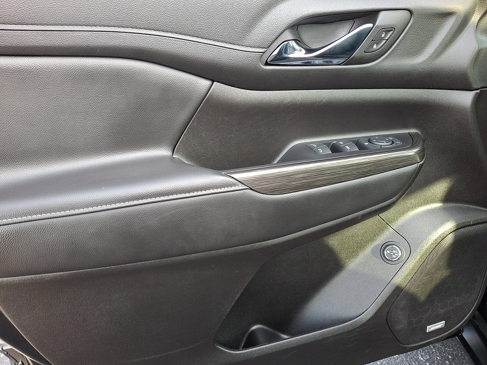 Used 2023 GMC Acadia SLT w/ LPO, Floor Liner Package FWD image 12