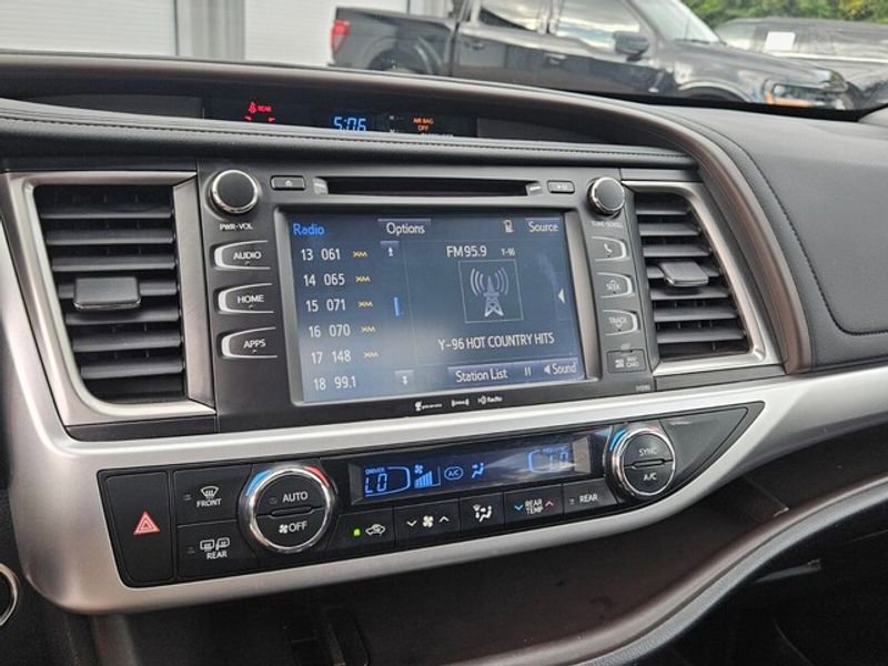 Used 2019 Toyota Highlander XLE image 24