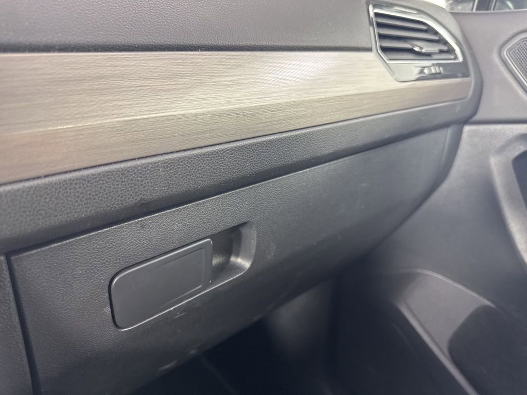 Used 2019 Volkswagen Tiguan SE w/ Panoramic Sunroof Package image 17