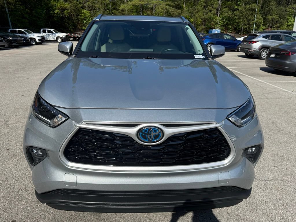 Used 2021 Toyota Highlander XLE FWD image 2