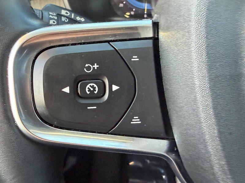 Certified 2023 Volvo XC40 B5 Ultimate w/ Protection Package Premier image 18