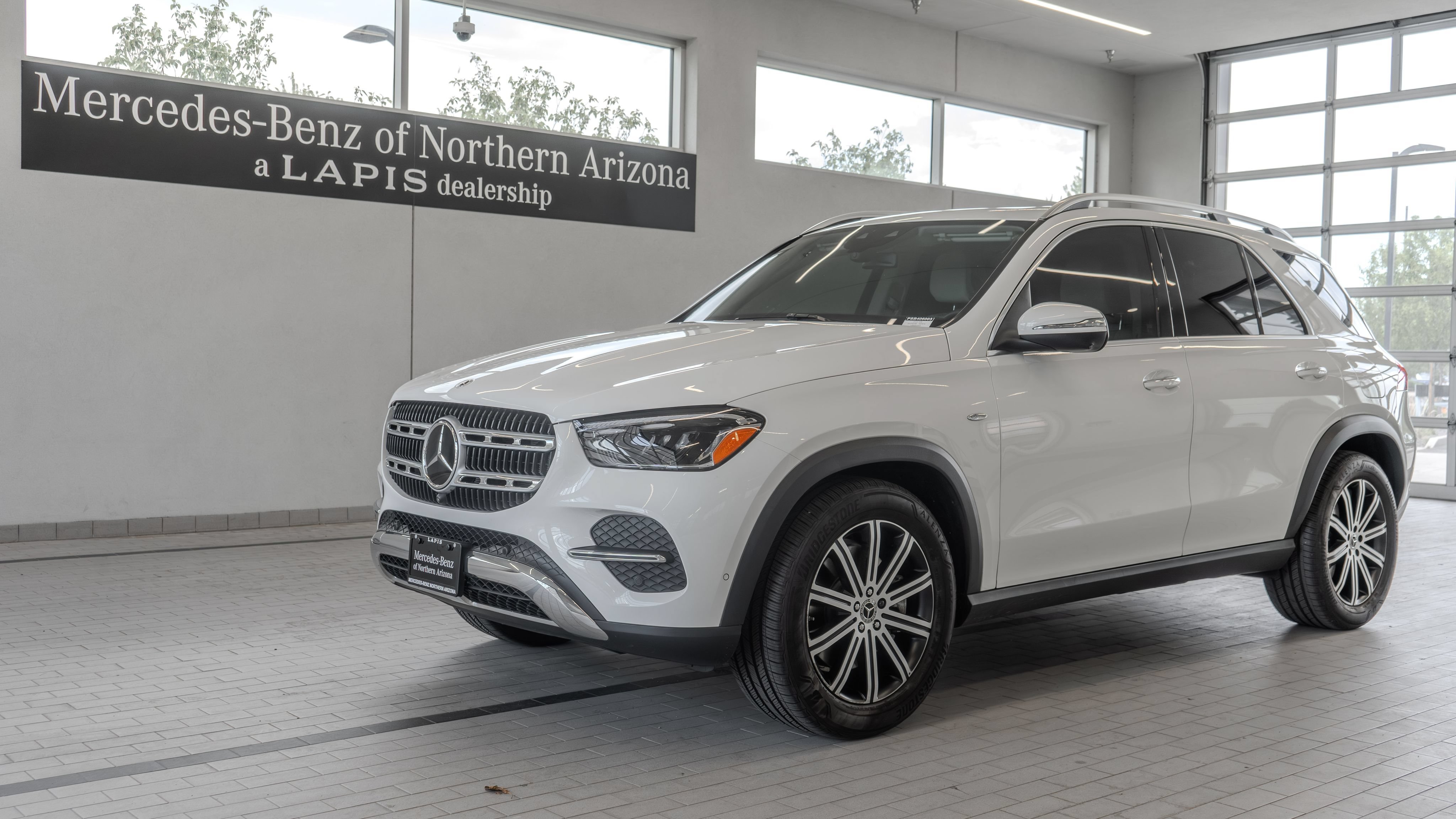 Certified 2025 Mercedes-Benz GLE 450e 4MATIC w/ Driver Assistance Package image 2