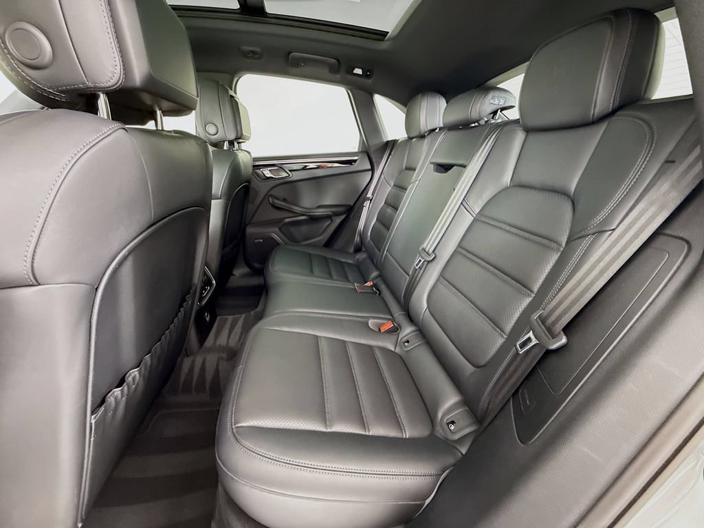Certified 2025 Porsche Macan AWD/4WD image 25