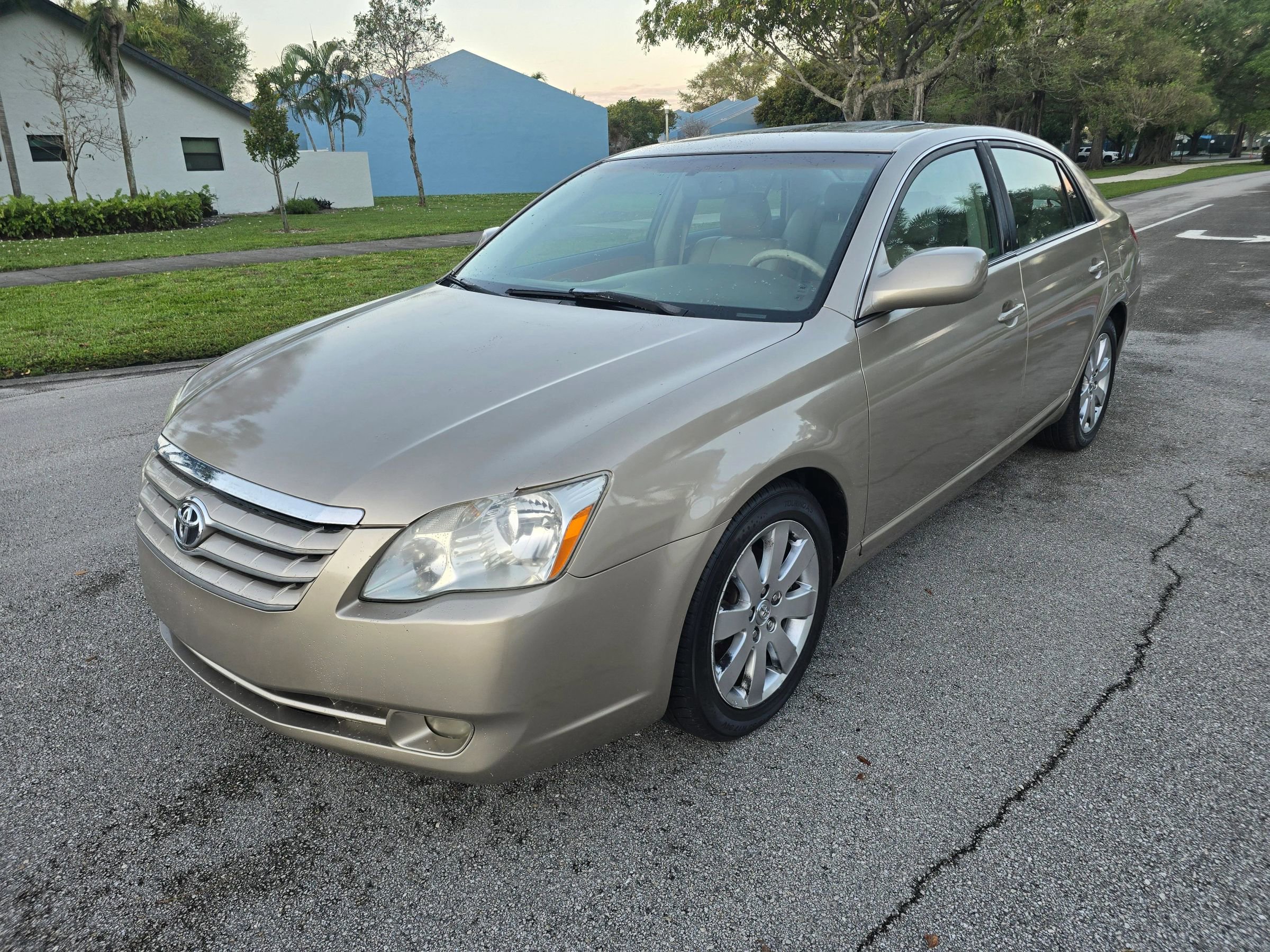 Used 2006 Toyota Avalon XLS image 2