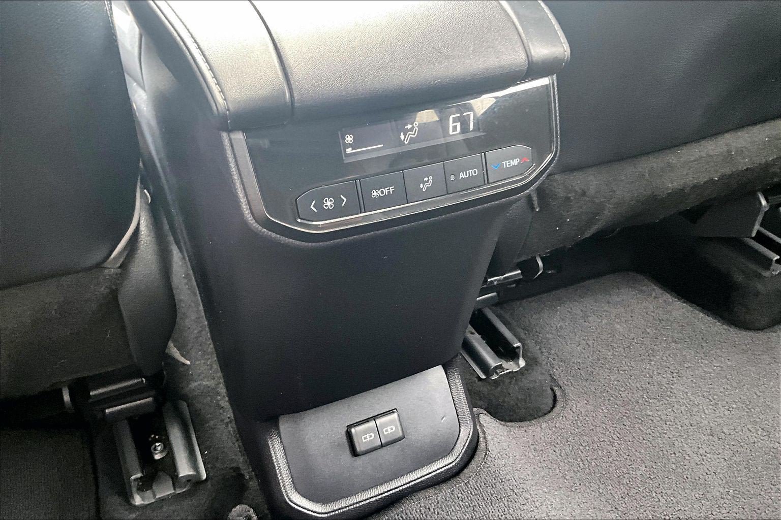 Used 2022 Toyota Highlander XLE AWD/4WD image 34