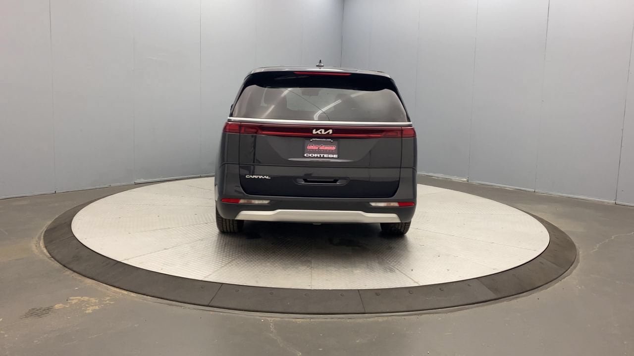 Used 2024 Kia Carnival EX FWD image 4
