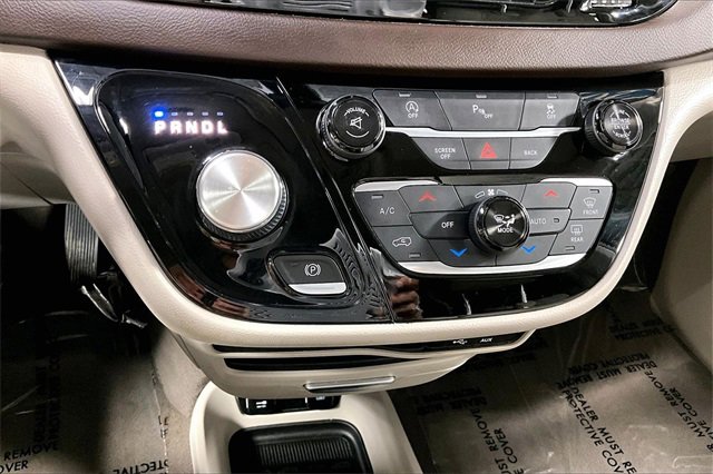 Used 2017 Chrysler Pacifica Touring-L image 5