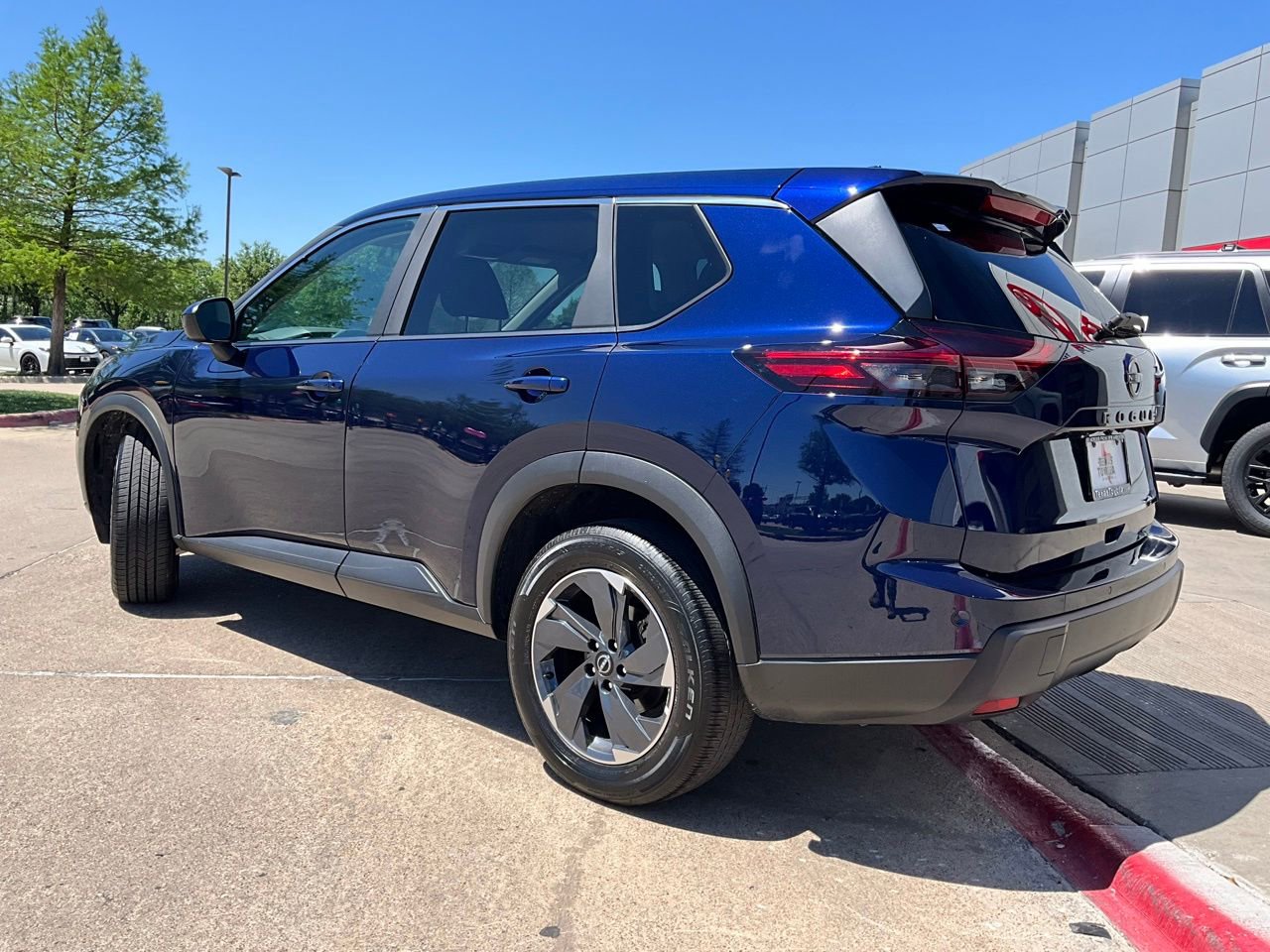 Used 2025 Nissan Rogue SV FWD image 8