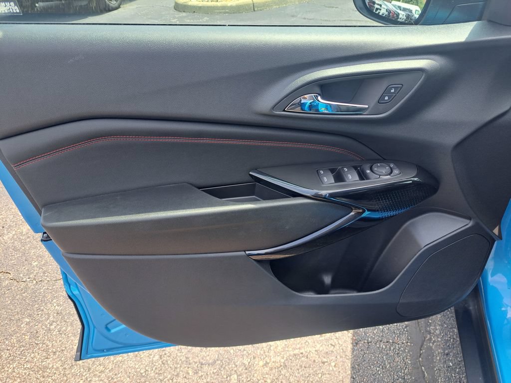 Used 2025 Chevrolet Trax RS w/ Sunroof Package FWD image 26