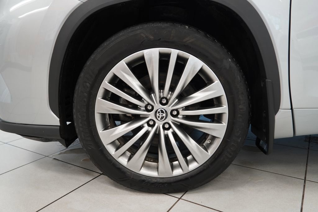Used 2022 Toyota Highlander Platinum image 17