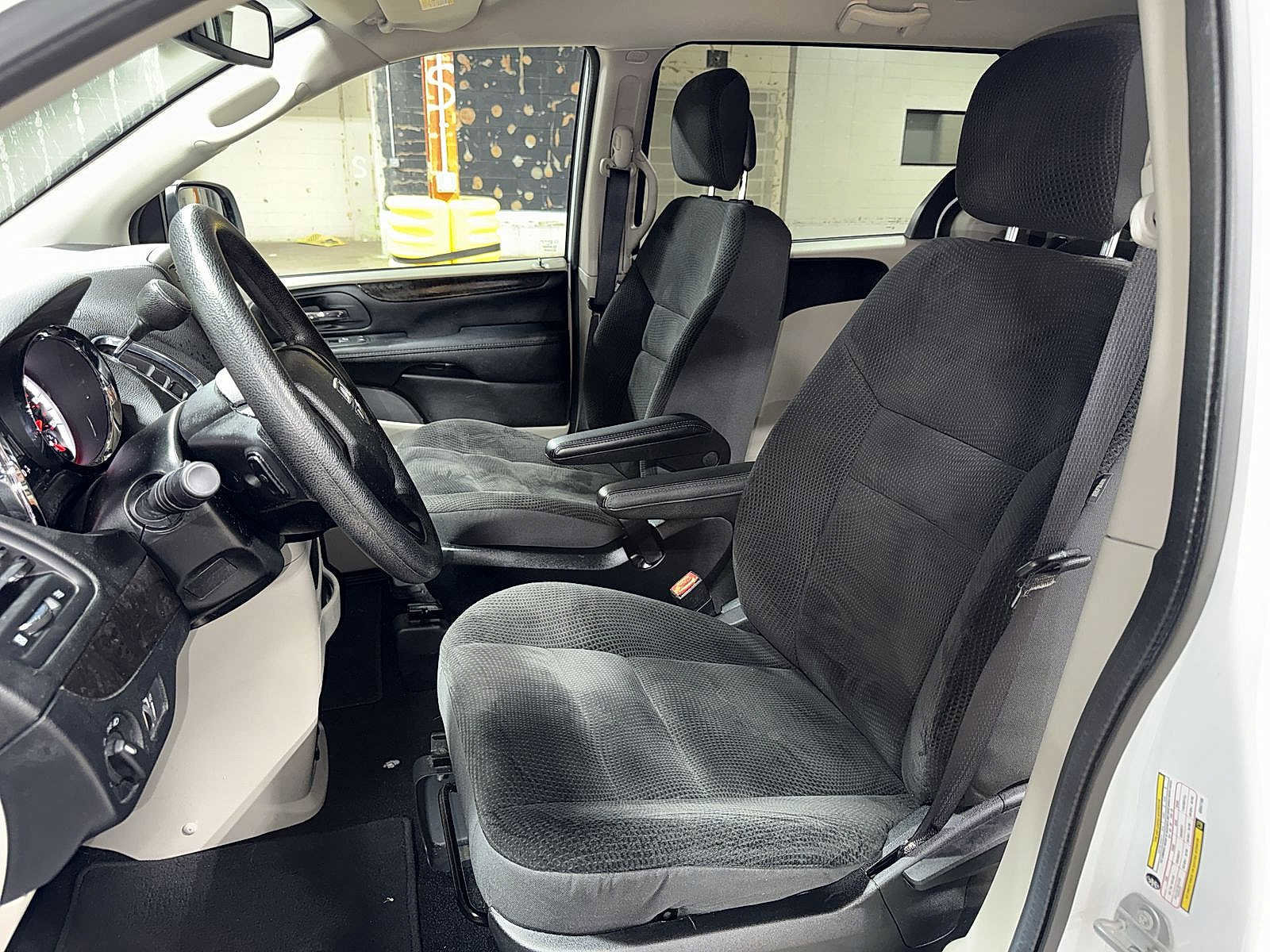 Used 2019 Dodge Grand Caravan SE w/ UConnect Hands-Free Group image 15