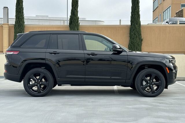 New 2025 Jeep Grand Cherokee Limited image 3