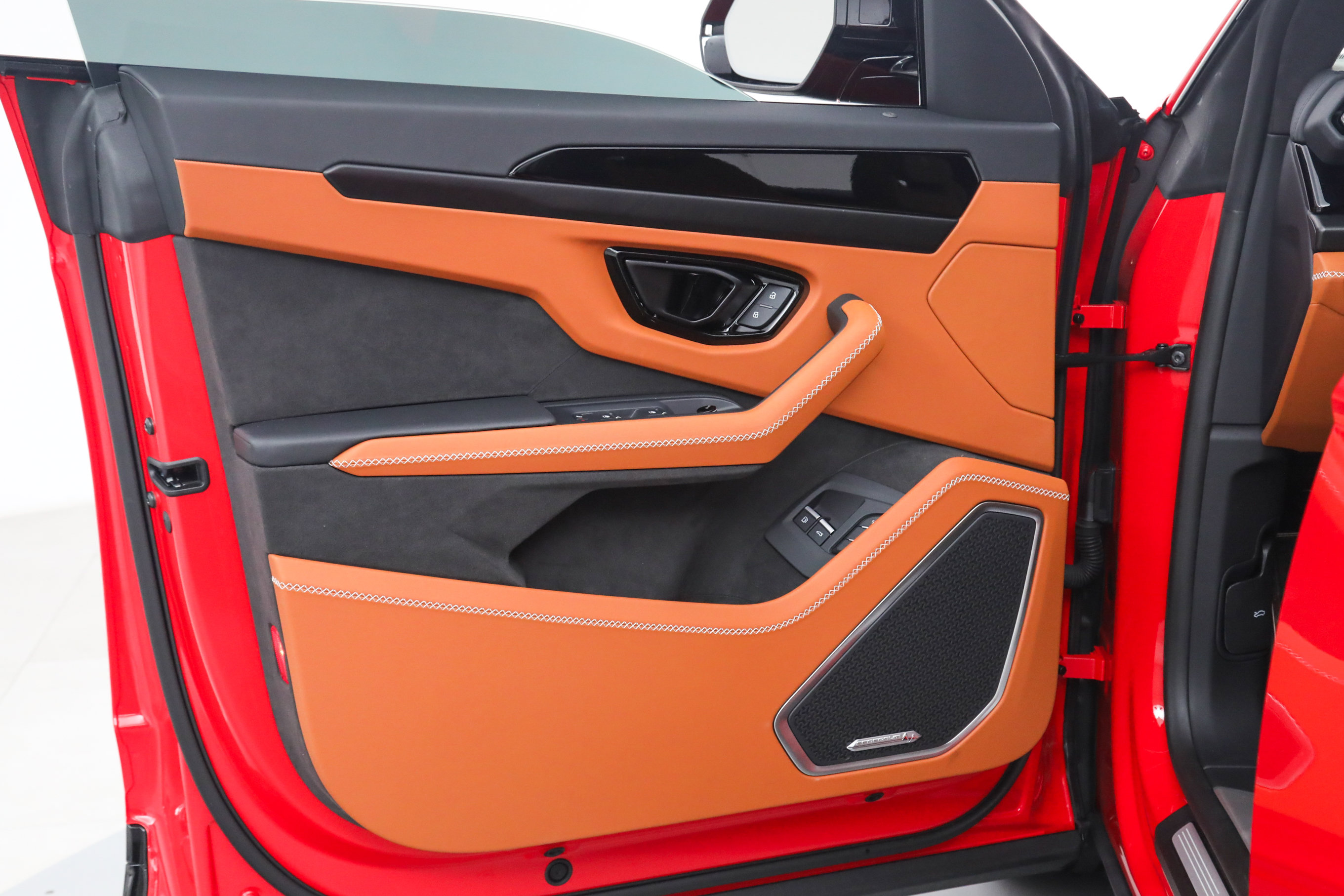 Used 2025 Lamborghini Urus SE AWD/4WD image 21