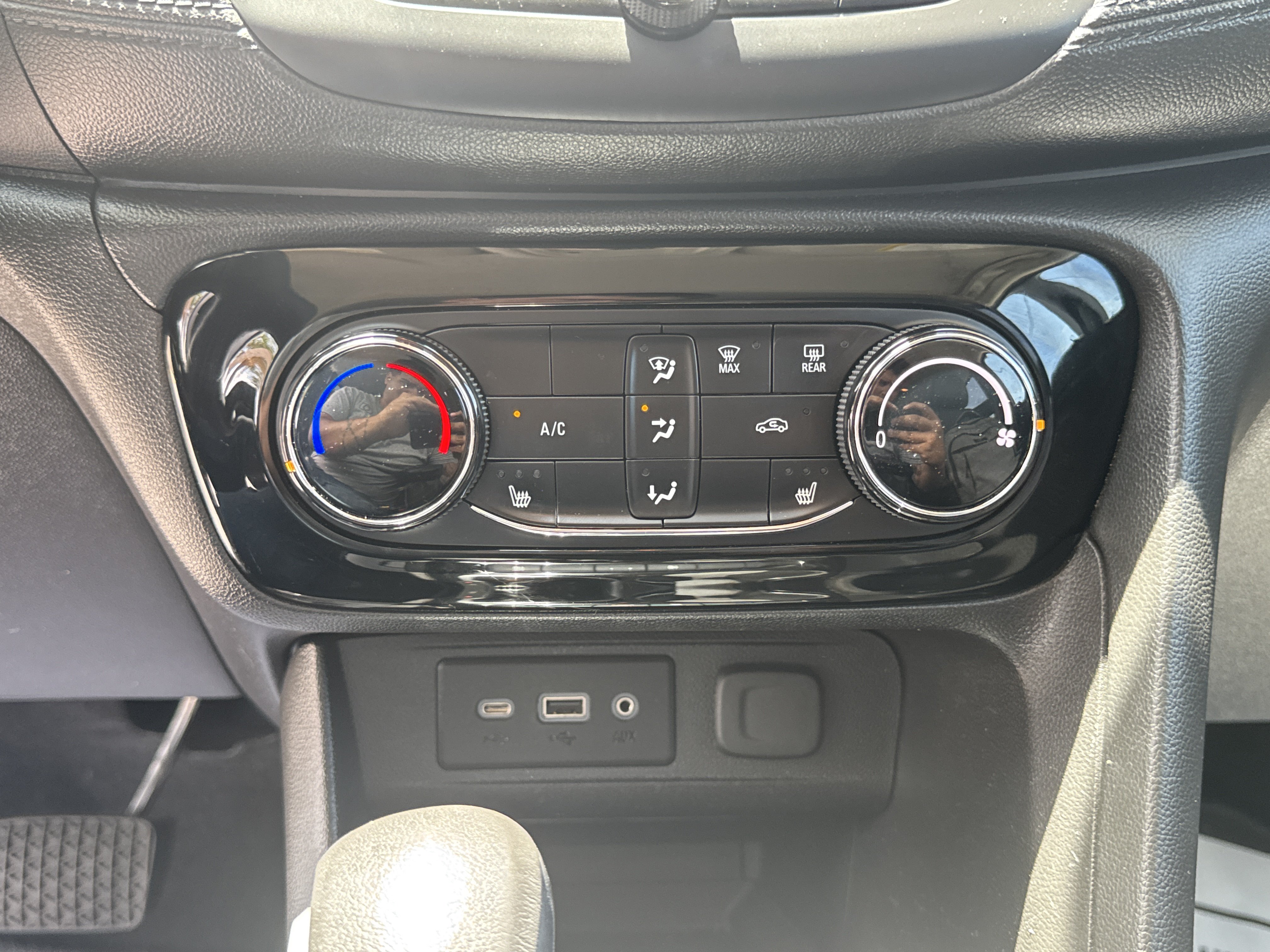 Certified 2022 Buick Encore GX Preferred w/ Cold Weather Comfort Package FWD image 26