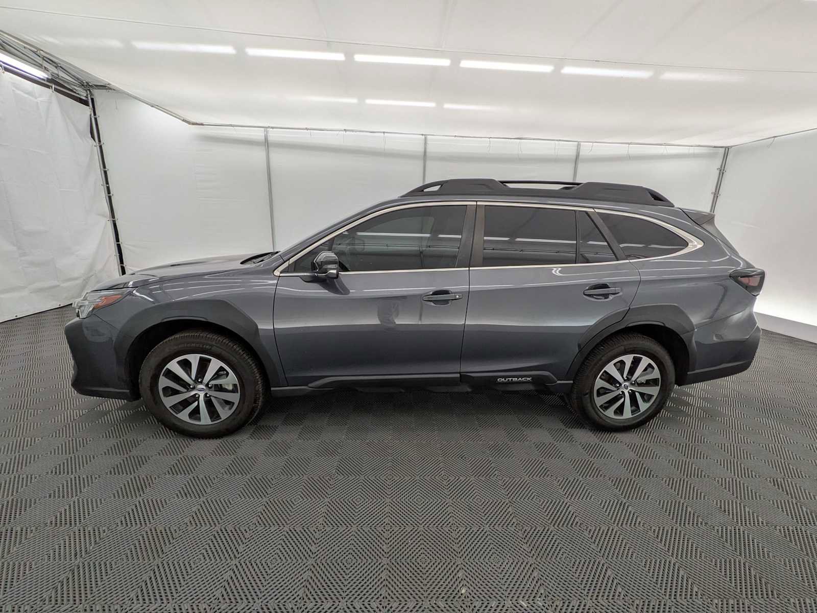 Used 2023 Subaru Outback Premium AWD/4WD image 2