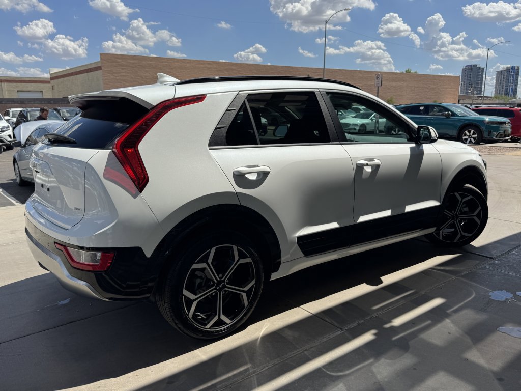 Used 2024 Kia Niro EX Touring FWD image 4