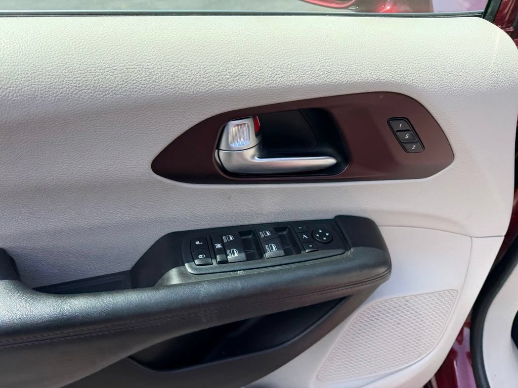 Used 2019 Chrysler Pacifica Limited w/ Advanced Safetytec Group FWD image 12
