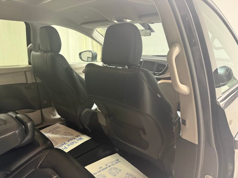 Used 2018 Chrysler Pacifica Touring-L image 12