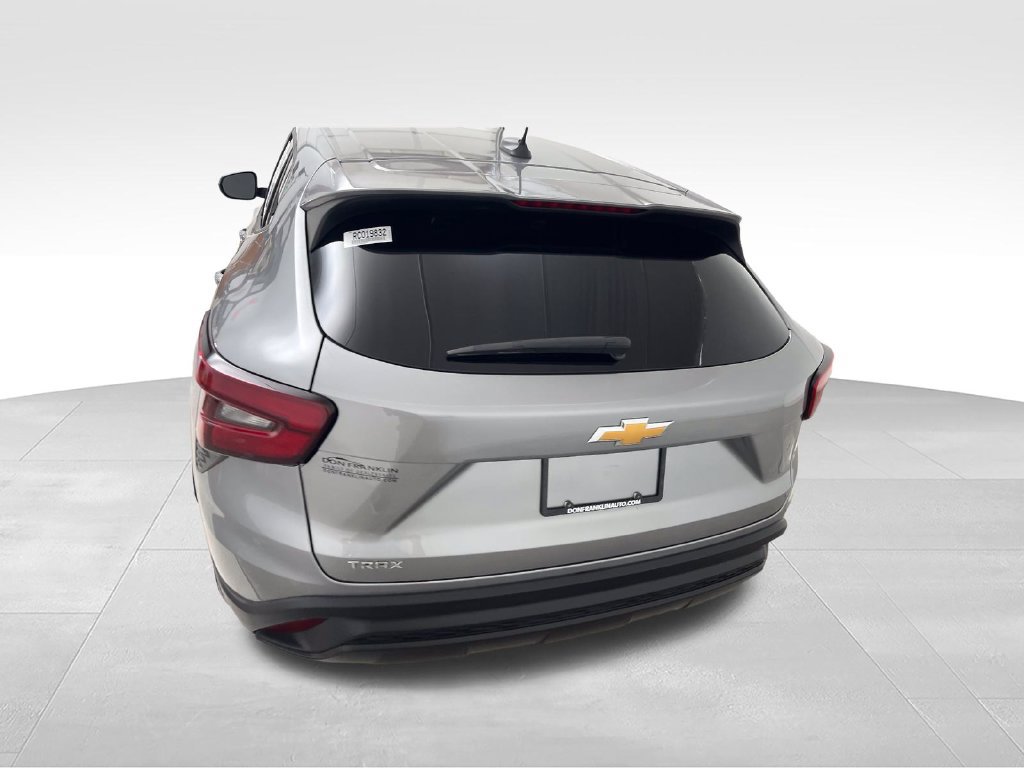 Used 2024 Chevrolet Trax LS w/ LS Convenience Package FWD image 4