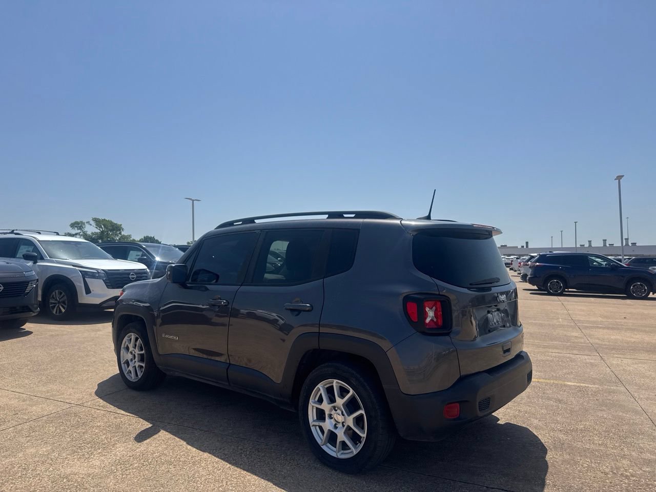 Used 2019 Jeep Renegade Latitude FWD image 12