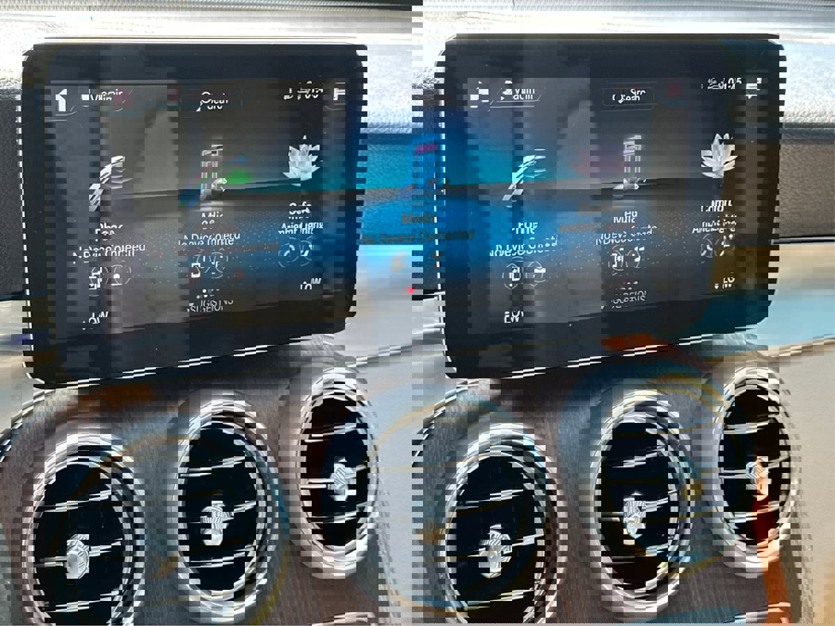 Used 2020 Mercedes-Benz GLC 300 4MATIC w/ Premium Package image 39