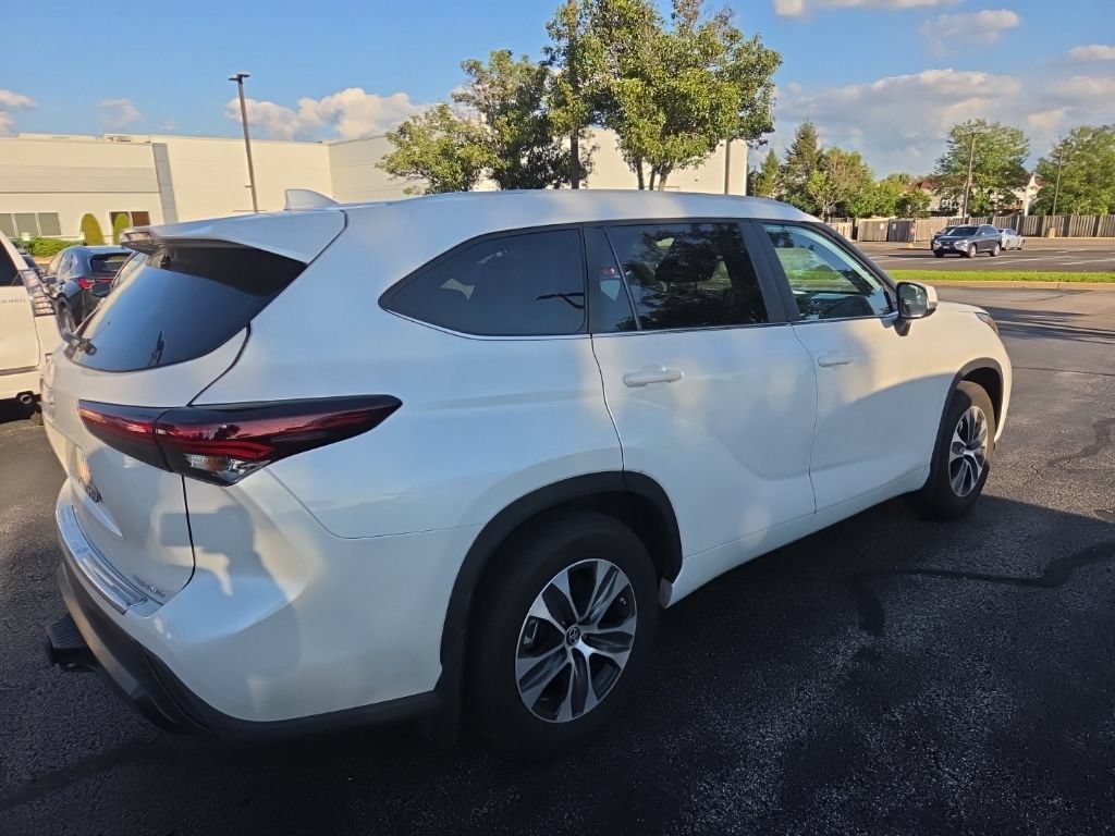 Used 2024 Toyota Highlander XLE AWD/4WD image 3