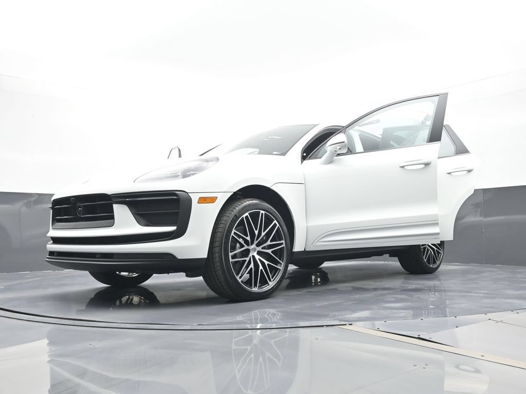 Certified 2026 Porsche Macan AWD/4WD image 31