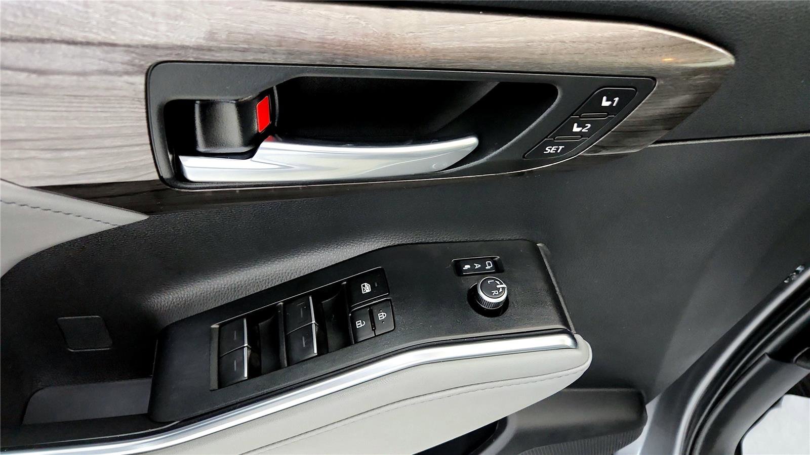 Used 2023 Toyota Highlander Limited image 24