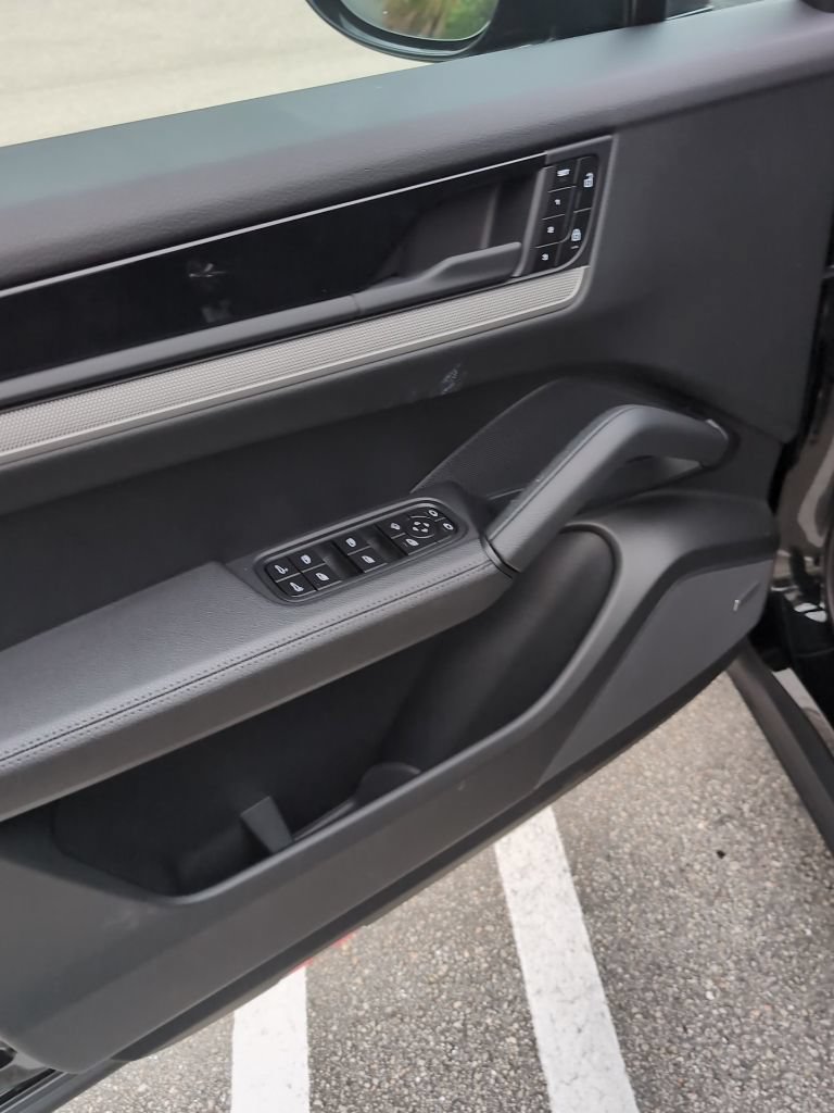 Certified 2025 Porsche Cayenne AWD/4WD image 7